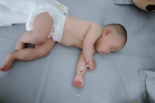 海拉尔宝宝几个月可以吃水果